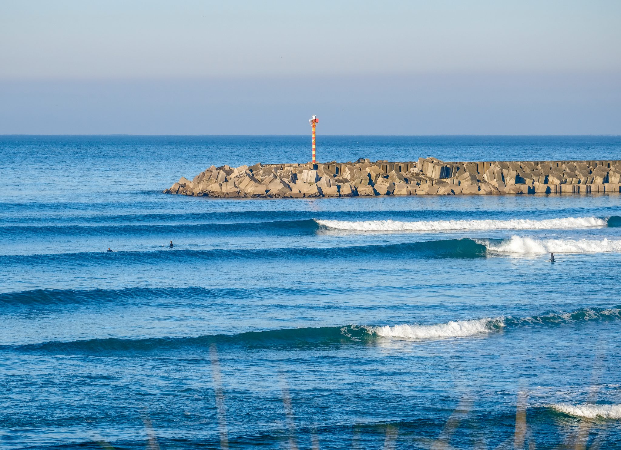 ondas e surfistas vila praia de ancora